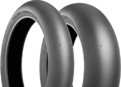 Nahaufnahme der Lauffläche Bridgestone V02 200/655 R17 W Rear TL Medium