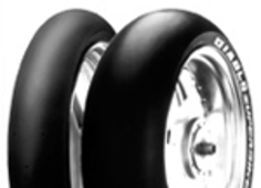 Nahaufnahme der Lauffläche Pirelli Diablo Superbike 100/70 R17 Front TL NHS SC1