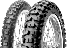 Nahaufnahme der Lauffläche Pirelli MT 21 Rallycross 130/90-17 68 P Rear TT M/C