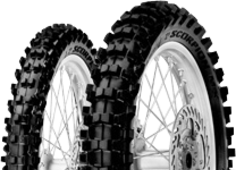 Nahaufnahme der Lauffläche Pirelli Scorpion MX Mid Soft 32 60/100-12 36 M Front TT NHS